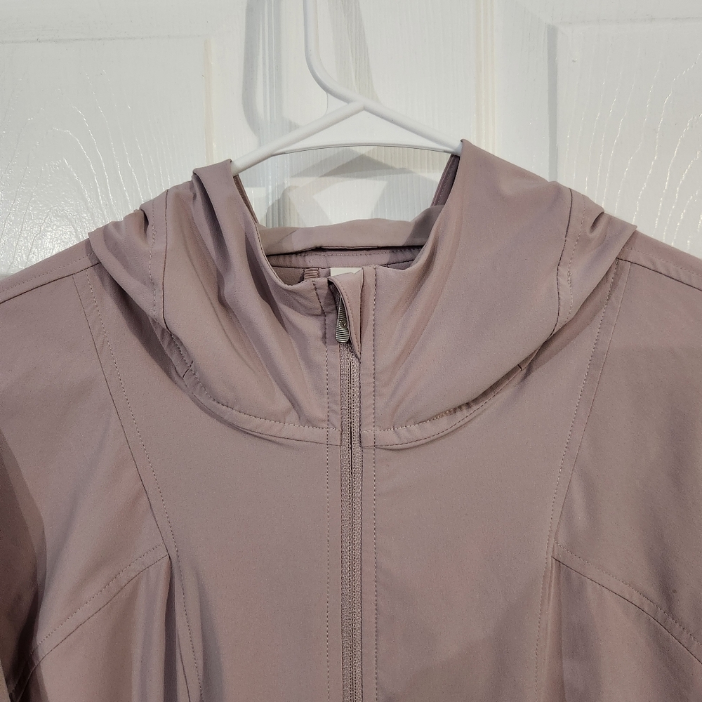 Lululemon Pack It Up Jacket in the color Smoky Blush. Size 10 - Picture 4 of 16